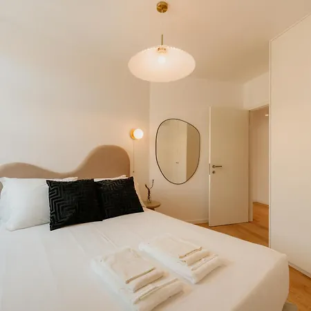 Mary Pink - No 3a - Glowing Two-bedroom Apartment