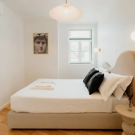 Mary Pink - No 3a - Glowing Two-bedroom Apartment